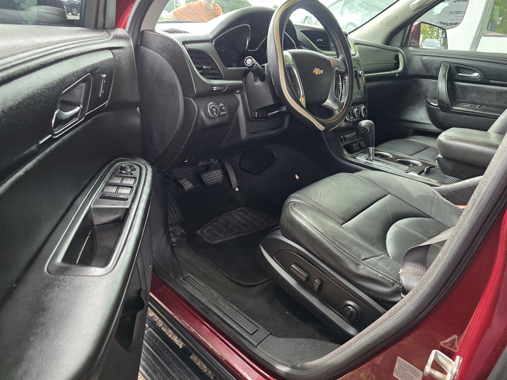 Chevrolet Traverse photo 2
